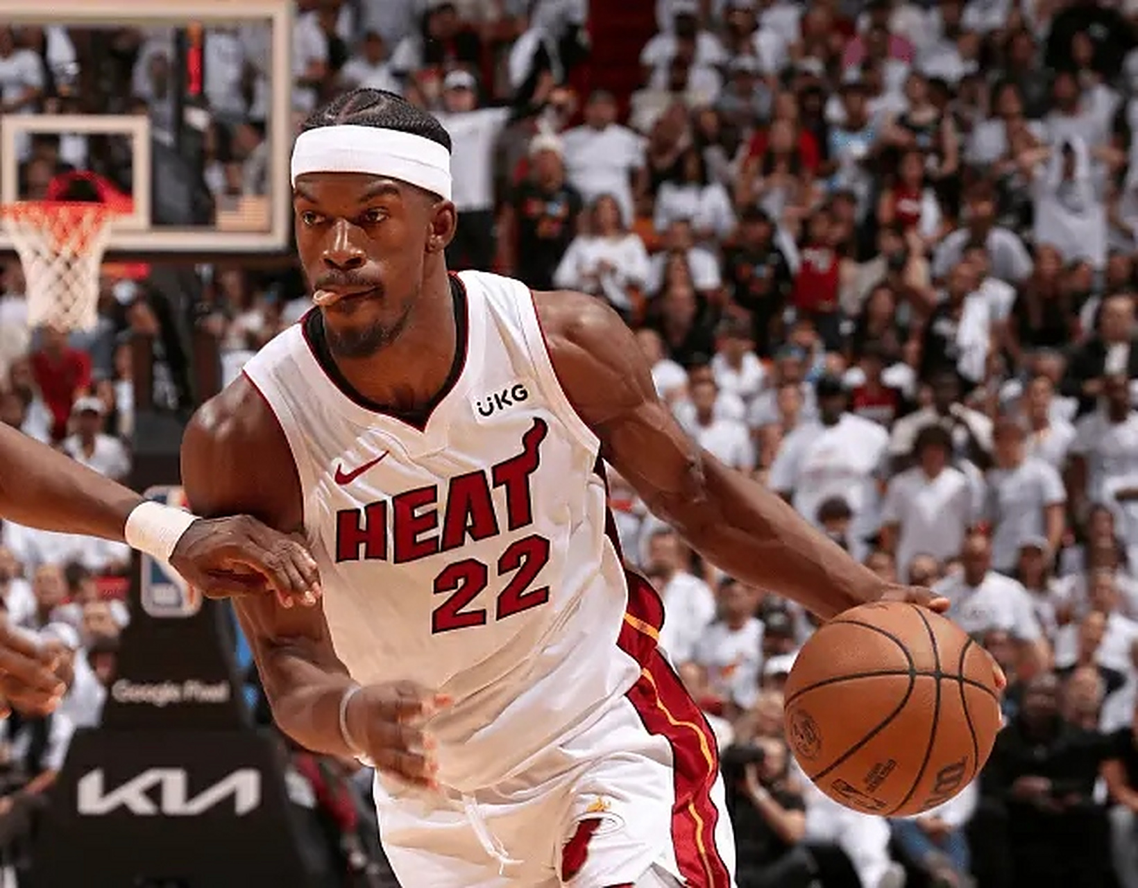 巴特勒连续七场比赛得分超过晋级下一阶段，雄鹿不断突破！观众掌声雷动的简单介绍