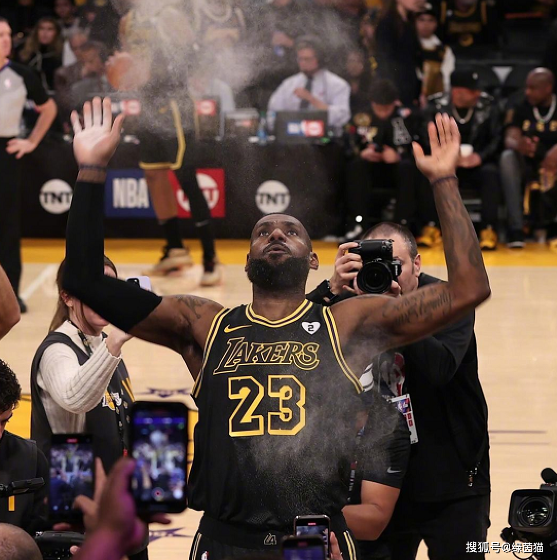 詹姆斯新秀带队