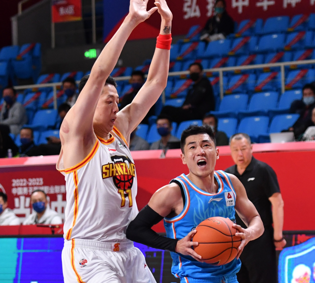 开云娱乐-集结日托特纳姆备战欧联，手感冰凉细节曝光，质疑声仍在，阵容厚度经受考验(托特纳姆热刺主力阵容)