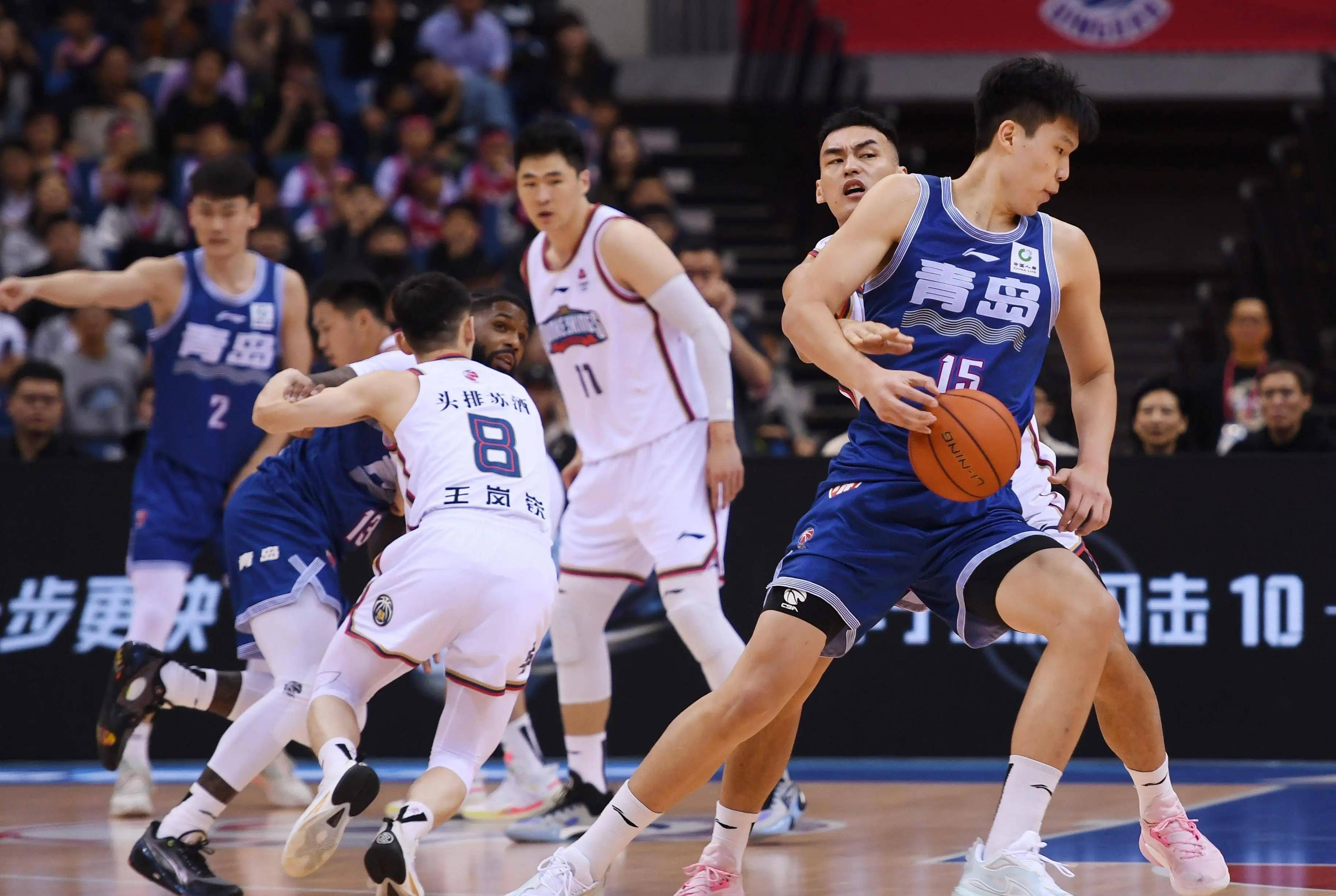 深圳男篮训练开放日，赛前伤情更新引欢呼，CBA常规赛在即，阵容厚度经受考验的简单介绍