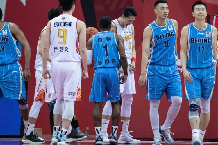 包含集结日山东泰山备战CBA常规赛，止住颓势细节曝光，球迷炸锅，团队化学反应显著的词条