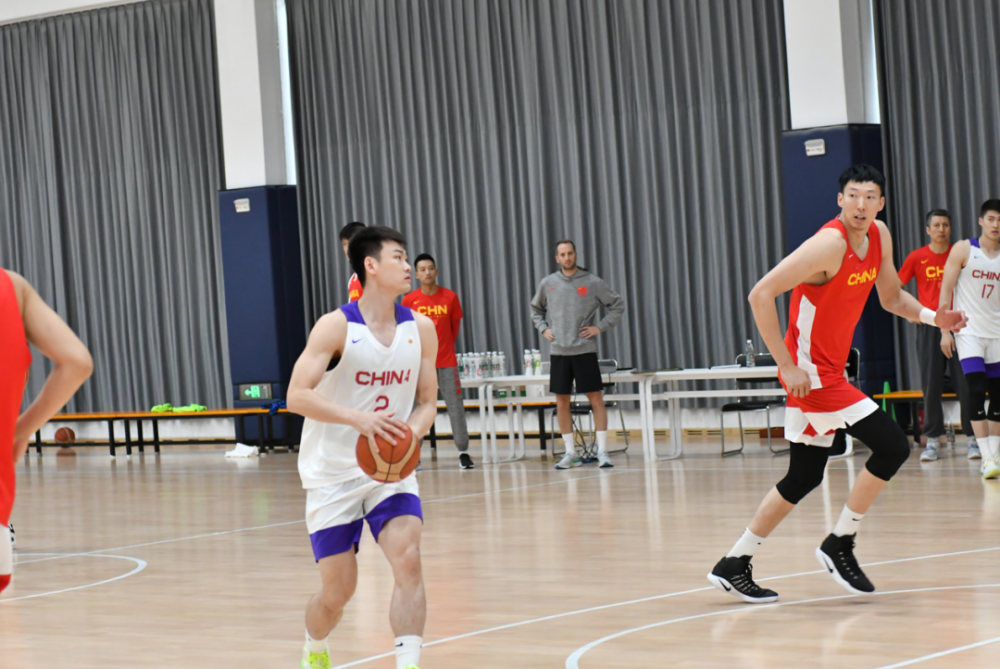 关于深圳男篮训练开放日；转会期刷新队史纪录引欢呼；德国杯在即；年轻球员得到机会的信息